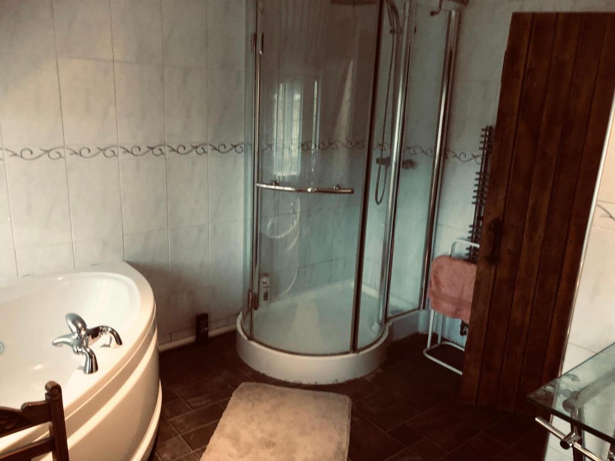 Tudor House - Double Room - Shared Bathroom Goff's Oak エクステリア 写真