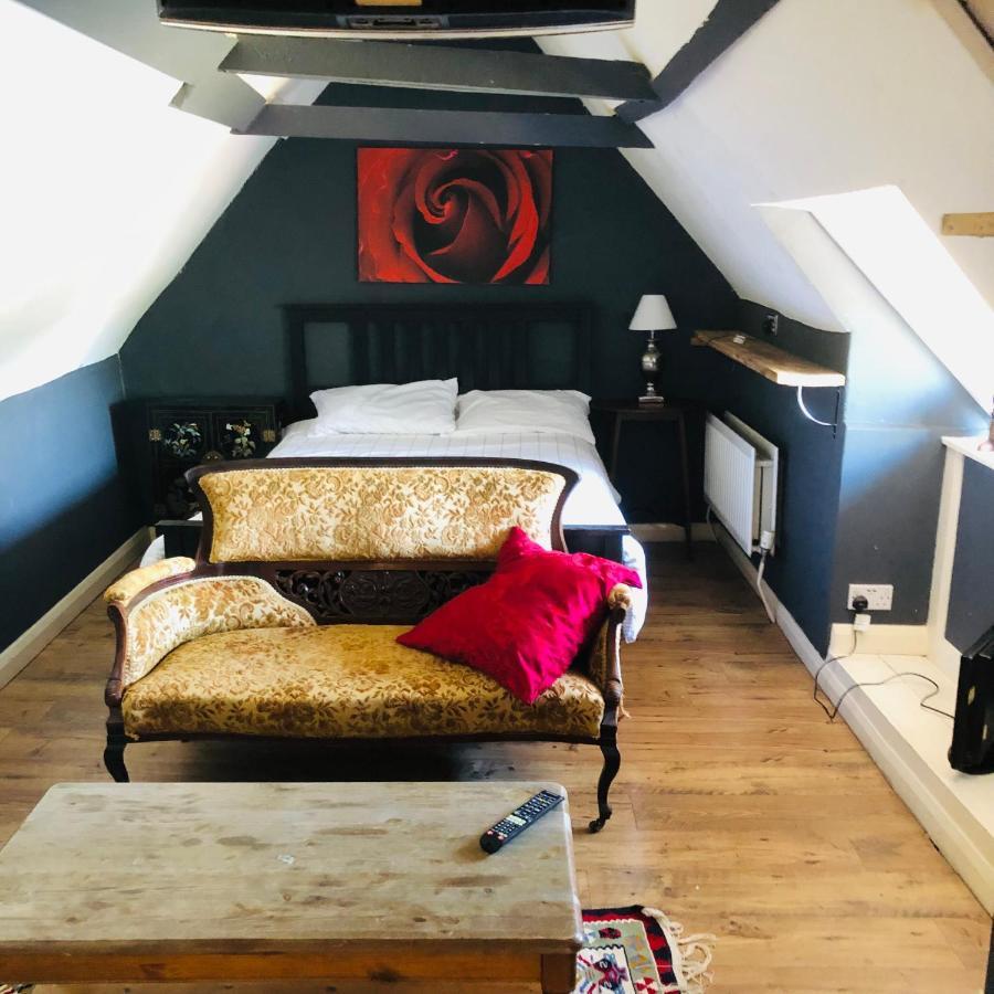 Tudor House - Double Room - Shared Bathroom Goff's Oak エクステリア 写真