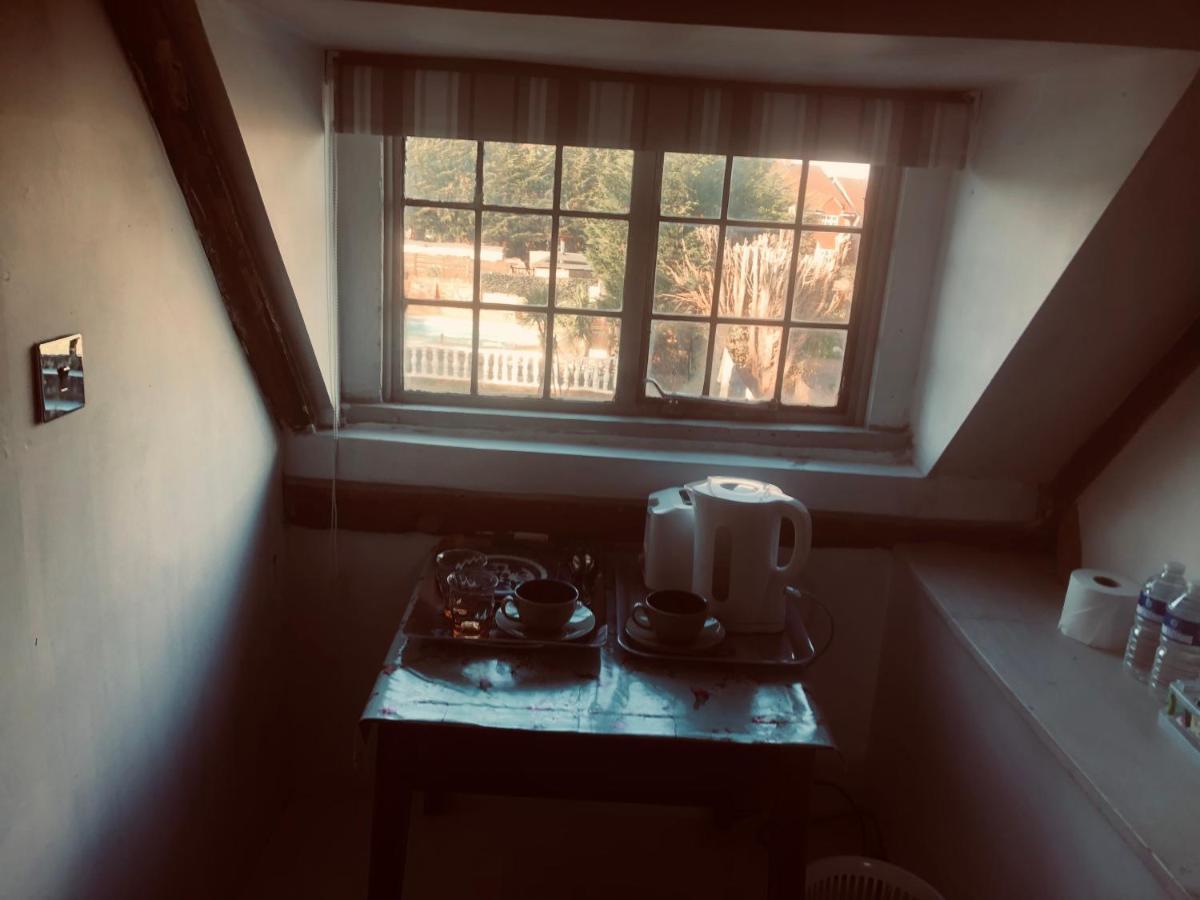 Tudor House - Double Room - Shared Bathroom Goff's Oak エクステリア 写真