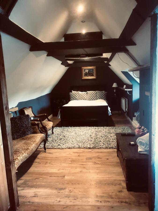 Tudor House - Double Room - Shared Bathroom Goff's Oak エクステリア 写真