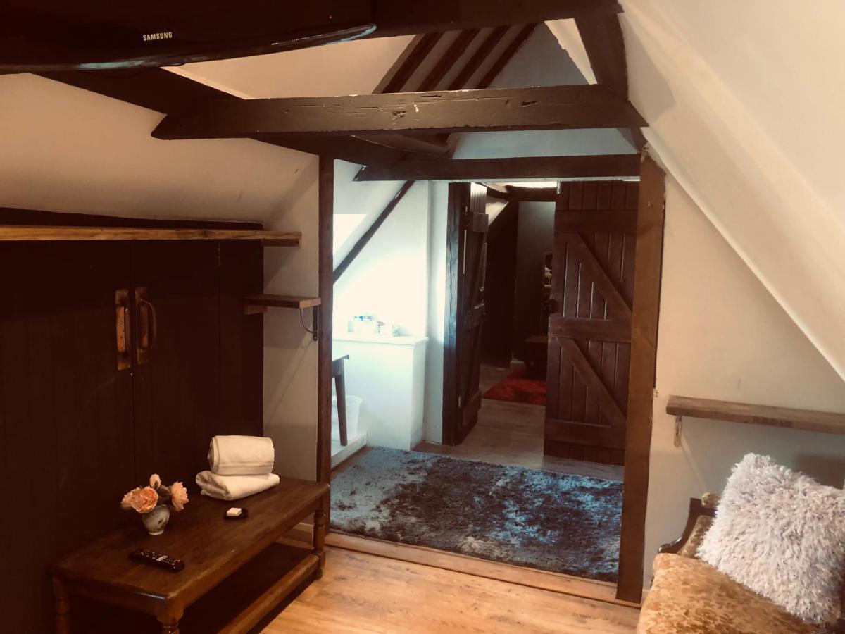 Tudor House - Double Room - Shared Bathroom Goff's Oak エクステリア 写真