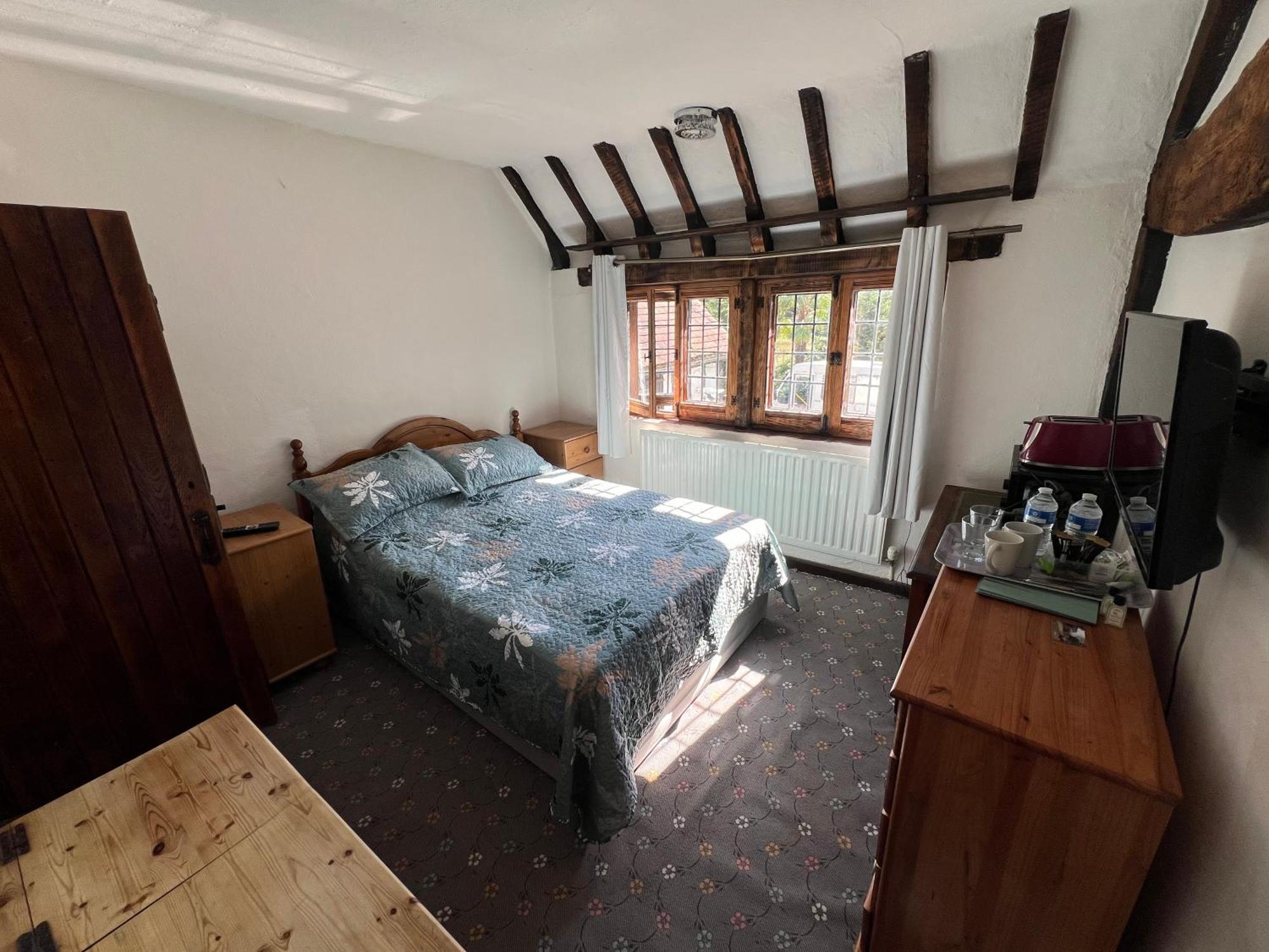 Tudor House - Double Room - Shared Bathroom Goff's Oak エクステリア 写真